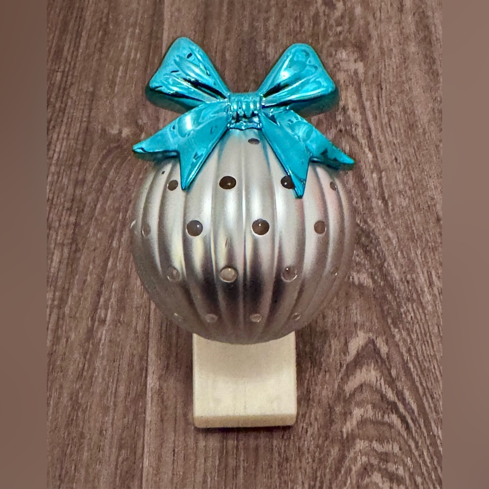 Silver and Blue Holiday Ornament Wallflower Plug Bath @ Body Works Slatkin